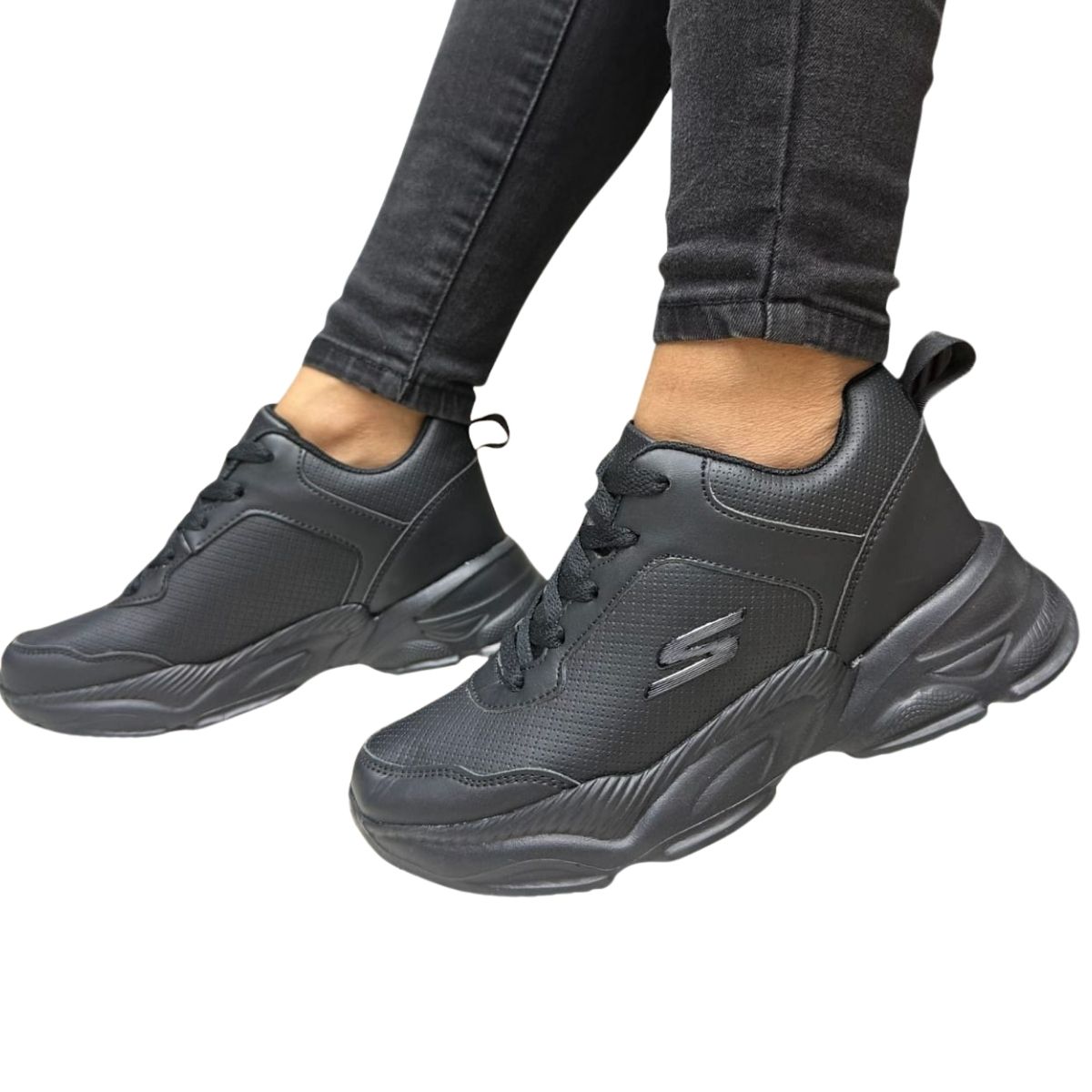 COMPRAR Zapatillas Skechers Mujer: Las Mejores Ofertas  Si estás buscando COMPRAR zapatillas Skechers mujer, has llegado al lugar correcto. En Onlineshoppingcenterg tenemos el catálogo Skechers mujer más completo, con las últimas colecciones, ofertas exclusivas y los mejores precios.  Las zapatillas Skechers mujer son sinónimo de comodidad, estilo y tecnología. Ya sea que necesites zapatillas urbanas, deportivas o Skechers para caminar, aquí encontrarás el modelo perfecto.    Ofertas en Zapatillas Skechers Mujer ¿Buscas zapatillas Skechers mujerde calidad? En nuestra tienda online tenemos Skechers mujer ha buen precio,  y promociones.  🔹 Skechers mujer outlet online  🔹 Zapatillas Skechers sin cordones – Ideales para el día a día 🔹 Skechers Memory Foam – Máxima amortiguación 🔹 Skechers Go Walk – Perfectas para caminar     Catálogo Skechers Mujer 1. Zapatillas Skechers Urbanas Las zapatillas Skechers mujer urbanas combinan moda y funcionalidad. Modelos como Skechers Flex Appeal y Skechers D’Lites son tendencia este año.  2. Skechers para Caminar Si buscas comodidad, las Skechers Go Walk mujer y Skechers Arch Fit son las mejores, con plantillas Memory Foam que se adaptan a tu pie.  3. Skechers Slip-In (Sin Cordones) Las zapatillas Skechers mujer sin cordones son prácticas y modernas. Perfectas para un calzado rápido y cómodo.  4. Sandalias Skechers Mujer Las sandalias Skechers mujer son ideales para el verano, con diseños ergonómicos y suela flexible.  5. Botas Skechers Mujer En invierno, las botas Skechers mujer ofrecen abrigo y estilo, con opciones desde botines Skechers hasta modelos con plataforma.  ¿Cuáles son las zapatillas Skechers mujer más cómodas? Las Skechers con Memory Foam y Arch Fit son las más recomendadas para comodidad. Algunos modelos destacados son: ✔ Skechers Go Walk – Ideales para caminar ✔ Skechers Flex Appeal – Estilo urbano con amortiguación ✔ Skechers Slip-In – Sin cordones, fáciles de poner     ¿Cómo saber mi talla en Skechers mujer? Las zapatillas Skechers mujer suelen ajustarse bien a la talla estándar. Te recomendamos: ✔ Medir tu pie desde el talón hasta el dedo más largo. ✔ Consultar nuestra guía de tallas en la ficha del producto. ✔ Si tienes dudas, escoge media talla más si prefieres un ajuste más holgado.     ¿Las Skechers mujer son buenas para caminar? ¡Sí! Las zapatillas Skechers para caminar están diseñadas con tecnología Air-Cooled Memory Foam y suelas flexibles que reducen el impacto en pies y rodillas.  ¿Las Skechers mujer son buenas para el dolor de pies? Sí, especialmente las Skechers con Memory Foam y Arch Fit, que ofrecen soporte ortopédico y amortiguación para reducir molestias.     ¿Tienen Skechers mujer en tallas grandes? ¡Claro! Contamos con tallas desde la 35 hasta la 42 en varios modelos.    Envíos a Todo Colombia y Latinoamérica Si buscas COMPRAR zapatillas Skechers mujer en tu ciudad, en ONLINESHOPPINGCENTERG te llevamos la mejor selección de modelos de calidad hasta la puerta de tu casa. ¡Envíos rápidos a Bogotá, Medellín, Cali, Quindío, Tolima, Boyacá, Valle del Cauca y más!     ¿Dónde Comprar Zapatillas Skechers Mujer en Tu Ciudad? En ONLINESHOPPINGCENTERG hacemos envíos a:     Zapatillas Skechers Mujer en Bogotá Entrega en 24-48 horas  Amplio catálogo en Skechers urbanas, deportivas y para caminar     Zapatillas Skechers Mujer en Medellín, Envigado, Itagüí, Sabaneta y Bello Ofertas exclusivas en Skechers mujer con Memory Foam  Skechers Go Walk, D’Lites y Flex Appeal disponibles     Zapatillas Skechers Mujer en Cali, Palmira y Tuluá Precios competitivos en Skechers mujer outlet     Zapatillas Skechers Mujer en Quindío y Armenia Catálogo actualizado con las últimas colecciones  Skechers sin cordones y con tecnología Arch Fit     Zapatillas Skechers Mujer en Tolima, Boyacá, Casanare y Cundinamarca Opciones para pies anchos y tallas grandes  Skechers ortopédicas para mayor comodidad     Zapatillas Skechers Mujer en Santander y Risaralda Modelos deportivos y casuales  Envíos rápidos y seguros     Zapatillas Skechers Mujer en Latinoamérica También enviamos a: ✅ Chile – Santiago, Valparaíso, Concepción ✅ España – Madrid, Barcelona, Valencia ✅ Perú – Lima, Arequipa, Trujillo ✅ Panamá – Ciudad de Panamá, Colón ✅ Argentina – Buenos Aires, Córdoba, Rosario  ¡Encuentra tus Skechers Mujer Hoy! No importa si estás en Bogotá, Cali, Medellín, Quindío o cualquier parte de Latinoamérica, en ONLINESHOPPINGCENTERG tenemos las zapatillas Skechers mujer que buscas al mejor precio.